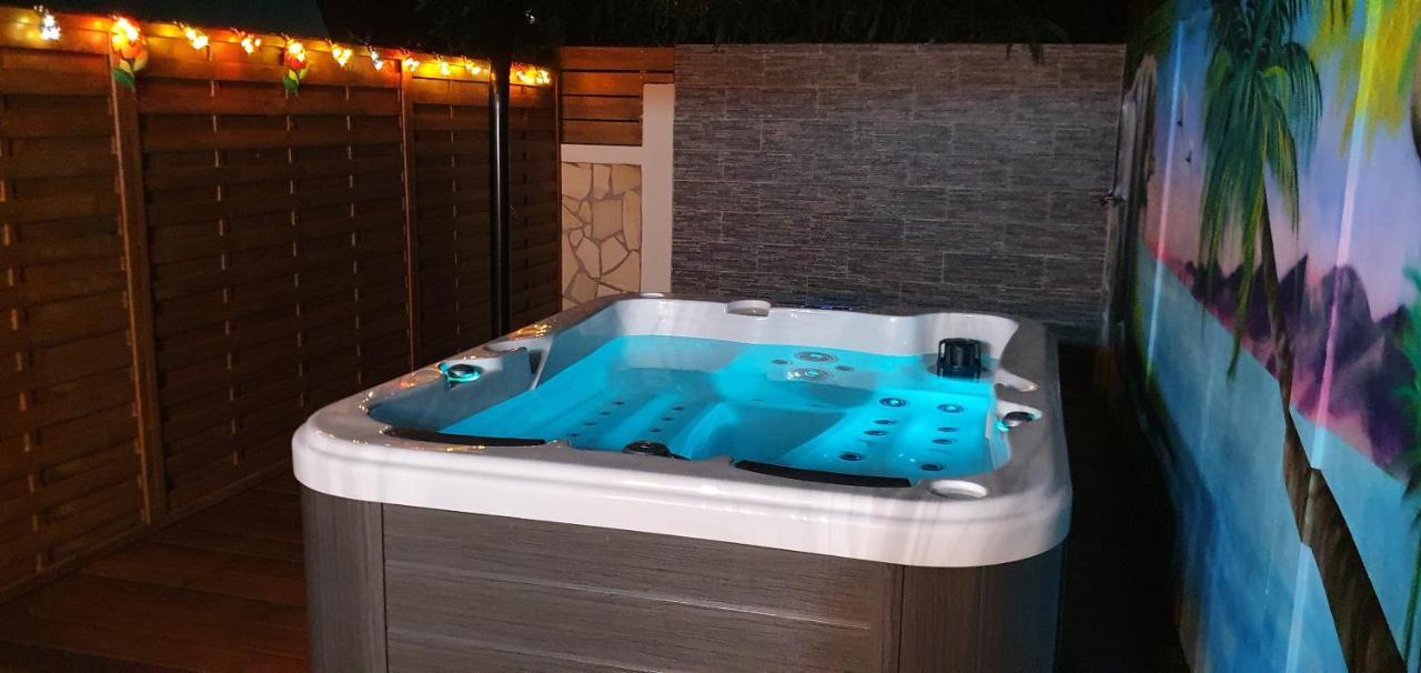 "Chez Claudia "Charmant Logement Avec Jacuzzi Privatif En Toute Intimite Sur Belle Terrasse Exterieure En Bois Et Piscine Courcelles Exteriér fotografie