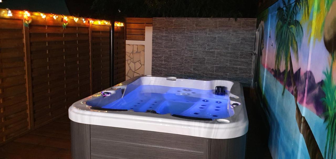 "Chez Claudia "Charmant Logement Avec Jacuzzi Privatif En Toute Intimite Sur Belle Terrasse Exterieure En Bois Et Piscine Courcelles Exteriér fotografie