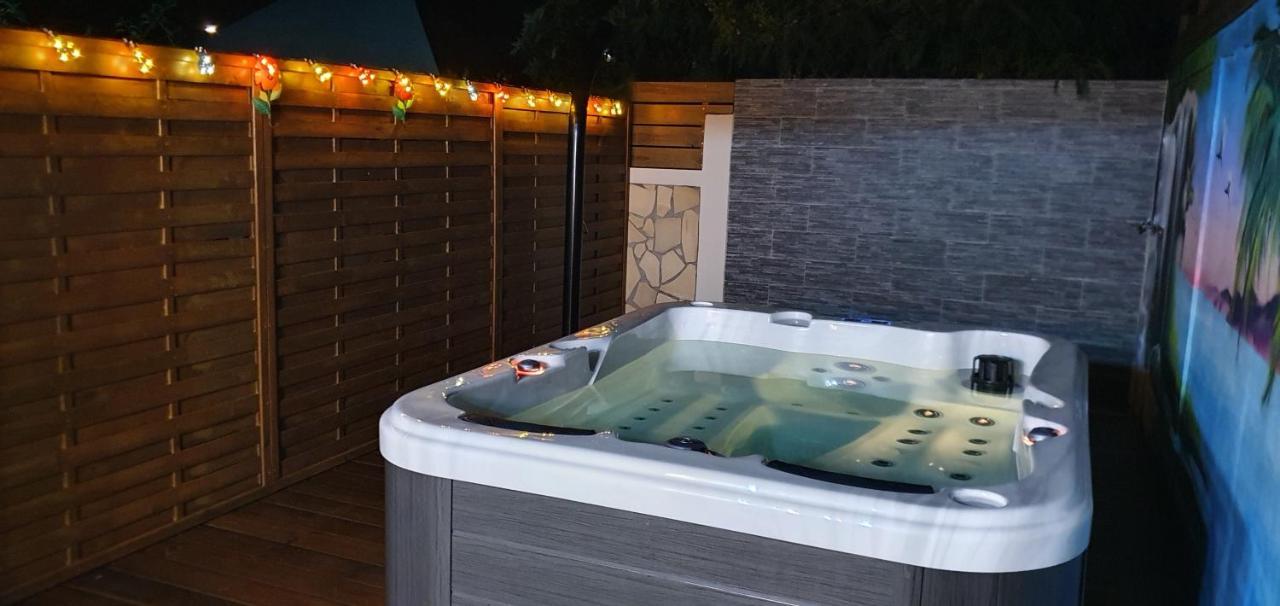 "Chez Claudia "Charmant Logement Avec Jacuzzi Privatif En Toute Intimite Sur Belle Terrasse Exterieure En Bois Et Piscine Courcelles Exteriér fotografie
